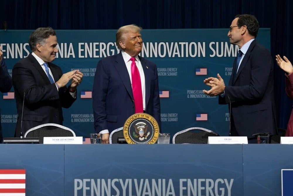 President Donald Trump taler under Pennsylvania Energy and Innovation Summit ved Carnegie Mellon University denne uken. Ved hans side står Pennsylvanias senator Dave McCormick og Jon Gray, COO i Blackstone.
