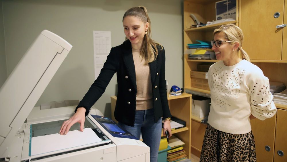 Digi har tidligere skrevet om juristene Florentina Grama og Sanja Adjulovic som måtte bruke printer, scanner og minnepinne i kommunikasjonen med utlendingsforvaltningen fordi IT-systemene var så tungvinne å bruke.