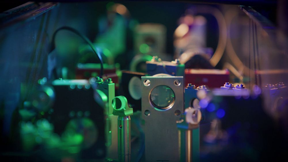 Danmark skal skaffe seg verdens kraftigste feiltolerante kvantedatamaskin. Bildet viser en del av kvantesystemet til Atom Computing, som skal levere den danske maskinen.