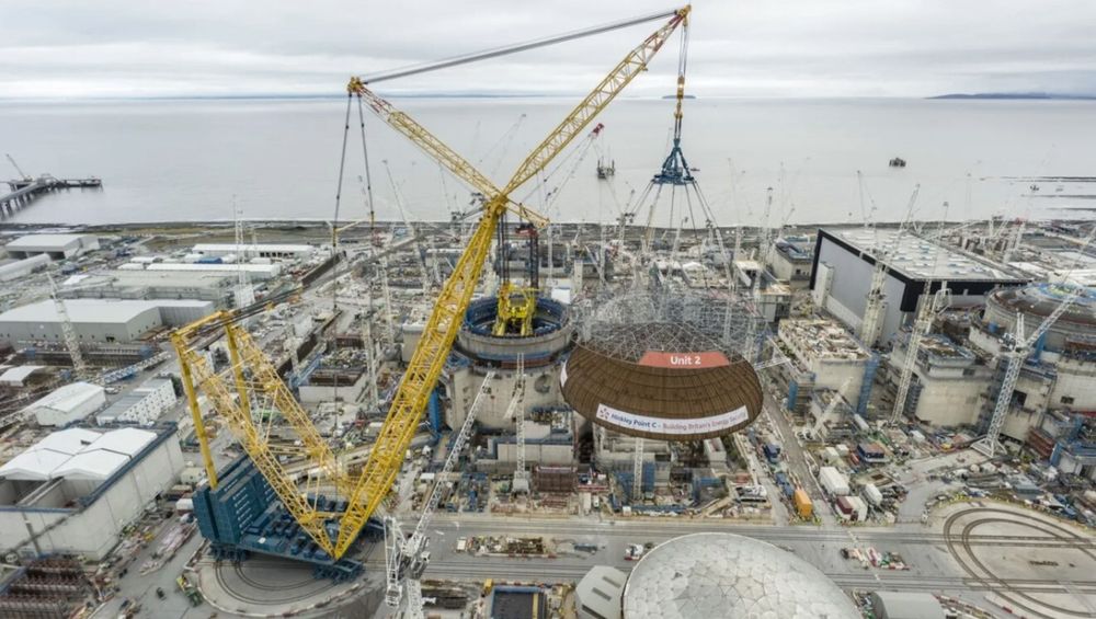 En 245 tonn tung kuppel løftes på plass på en av to reaktorer på Hinkley Point C.