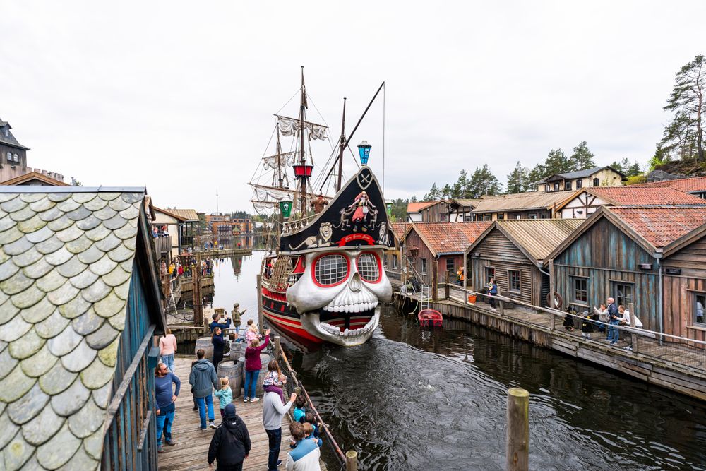«Den sorte dame» seiler til daglig i sjørøverlandsbyen Abra Havn i Kristiansand.