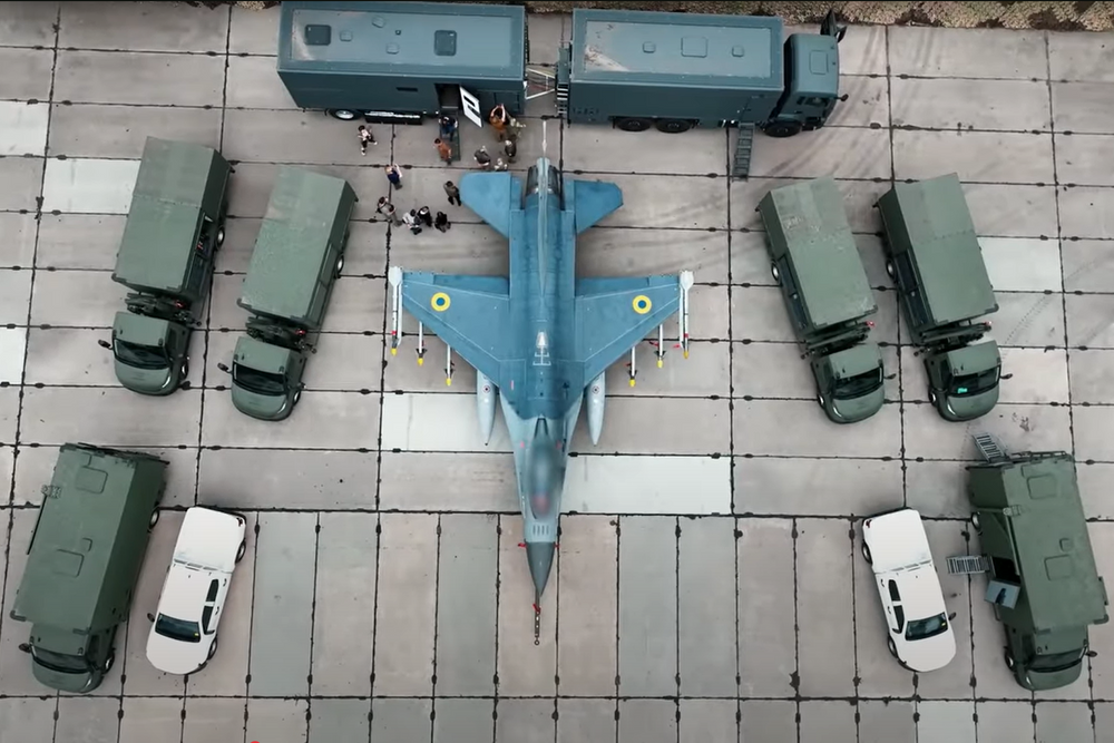 Donasjonene i Prosjekt 61 består av åtte kjøretøyer for vedlikehold og klargjøring av F-16 med våpen, i tillegg til en mobil kommandopost.