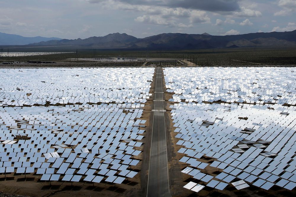 Et 600 megawatt stort solkraftverk i Texas skal fra 2027 sende all strømmen det produserer, til Metas KI-datasentre i USA. Solkraftverket på bildet ligger i Nevada.