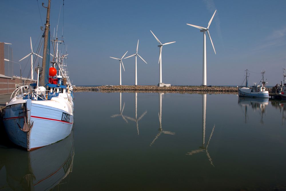 Det har hittil vært et dårlig år for dansk vindkraft. For å dekke strømforbruket har Danmark importert rekordstore mengder elektrisitet.