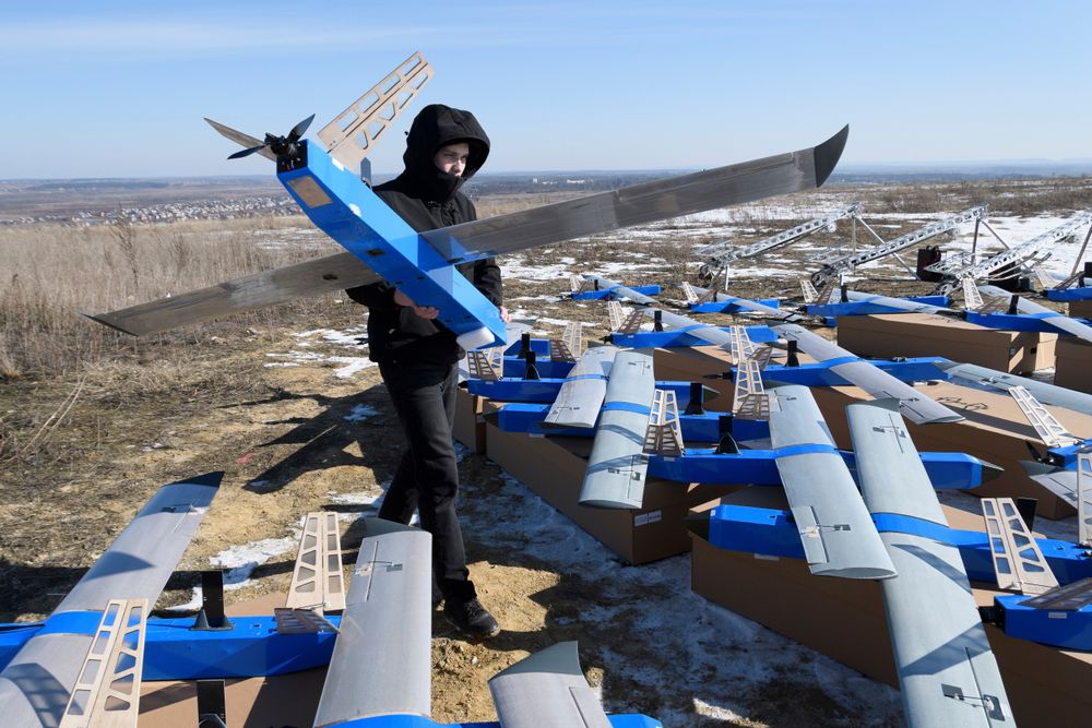 Ukraina har allerede lenge brukt avskjæringsdroner som disse, Besomar 3210, for å stoppe russiske droner. Bildet er fra en donasjon av slike avskjæringsdroner som fant sted i februar i år.