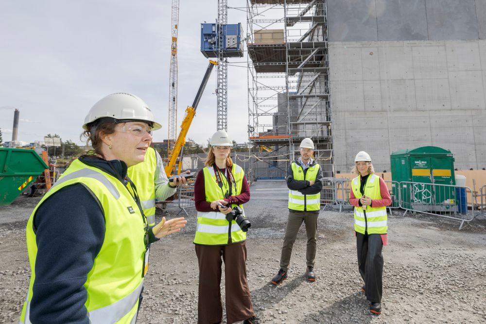 I oktober flytter de første kundene inn i Skygards første datasenter på Hovin i Oslo. I april viste Skygards administrerende direktør, Elise Lindeberg Nkom-direktør, John-Eivind Velure og digitaliseringsminister Karianne Tung rundt på byggeplassen.