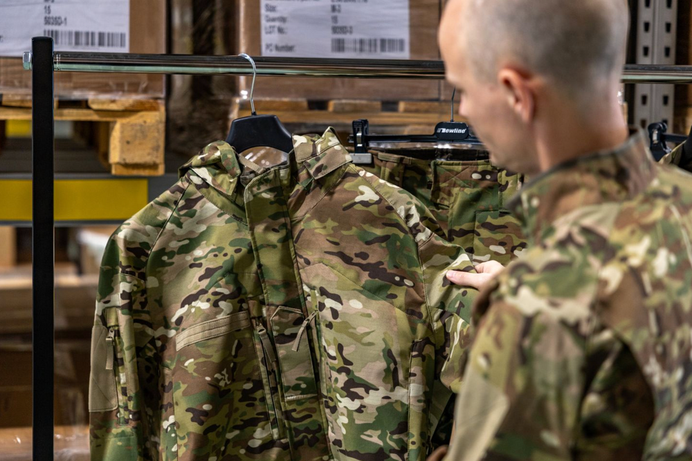 I slutten av juni fikk 30 soldater i Haderslev utlevert de splitter nye NCU-uniformene. Det danske forsvaret deler med det uniformssystem med sine nordiske naboer – men i den danske versjonen er det installert en liten brikke som potensielt kan sette soldatenes liv i fare.