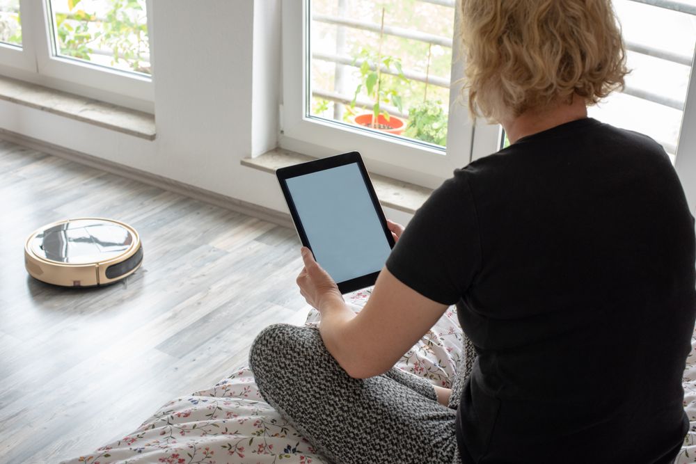 Robotstøvsugeren din kommuniserer trådløst over internett. Det gjør den sårbar for angrep utenfra. Nå skal sikkerhetskravene skjerpes.
