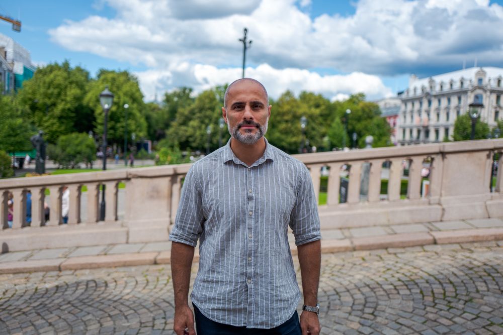 TU møtte Høyres stortingsrepresentant Mahmoud Farahmand til en uformell sommerprat utenfor Stortinget.