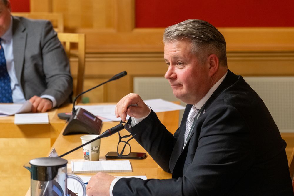 − Jeg er overbevist om at det vil bli rimeligere på sikt, sier Per-Willy Amundsen. Her fotografert på en åpen høring om kunstig intelligens i 2023.