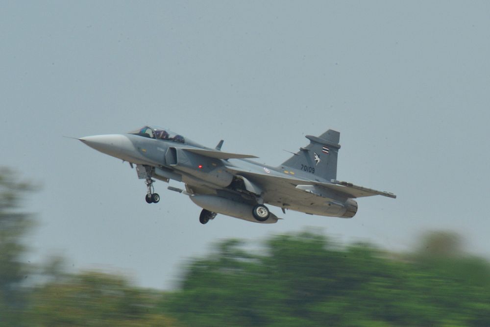 Ett av JAS 39 Gripen-flyene til Thailands luftforsvar tar av fra Korat Royal Thai Air Force Base i Thailand under øvelsen Cope Tiger 16 i mars 2016.