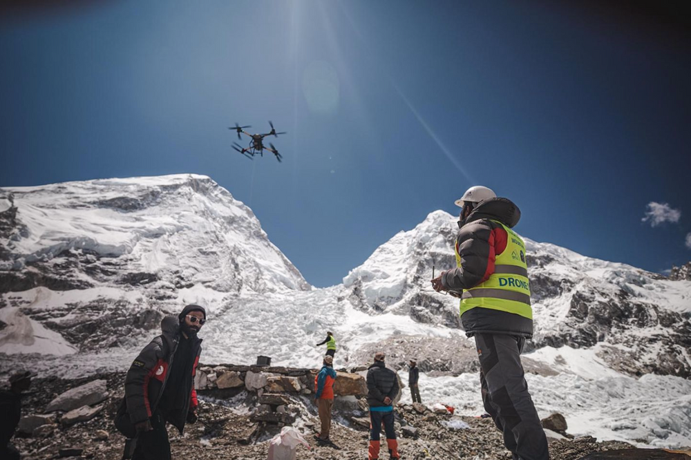 Det nepalske selskapet Airlift Technology bruker droner fra kinesiske DJI, som kan løfte rundt 30 kilo. Under innsatsen på Mount Everest i vår satte selskapet etter eget utsagn ny rekord for den høyeste droneleveransen noensinne: 6130 meter over havet.