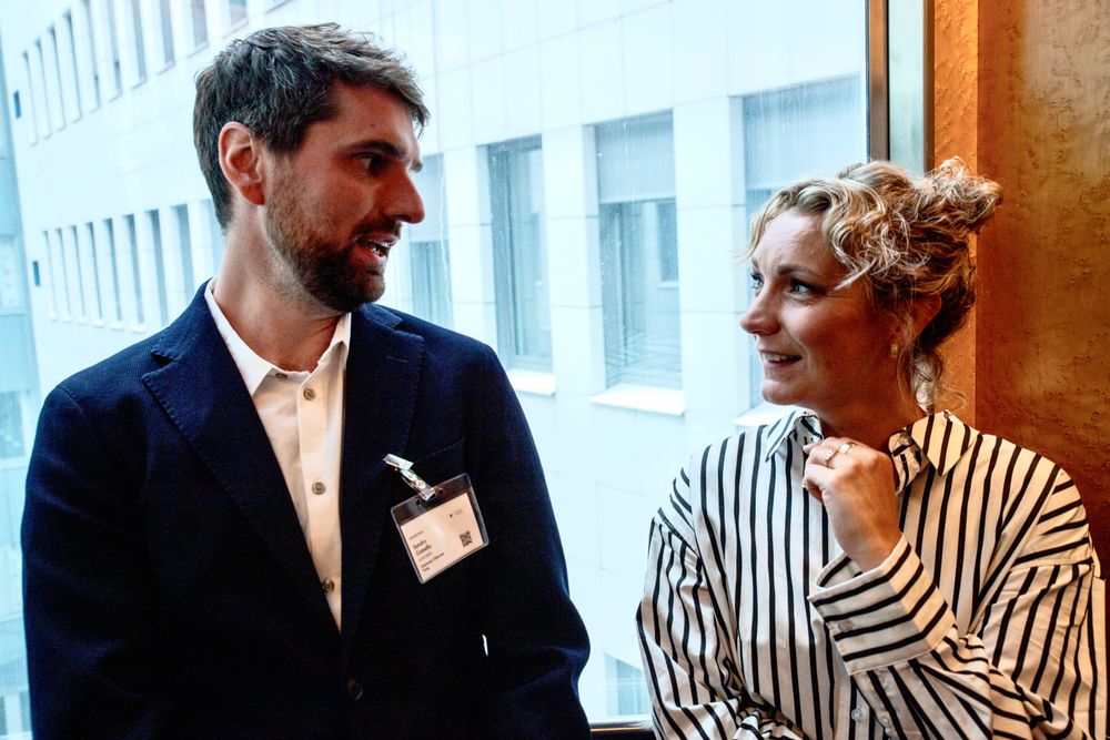Sandro Gianella fra Open AI og digitaliseringsminister Karianne Tung i samtale etter møtet i departementet.