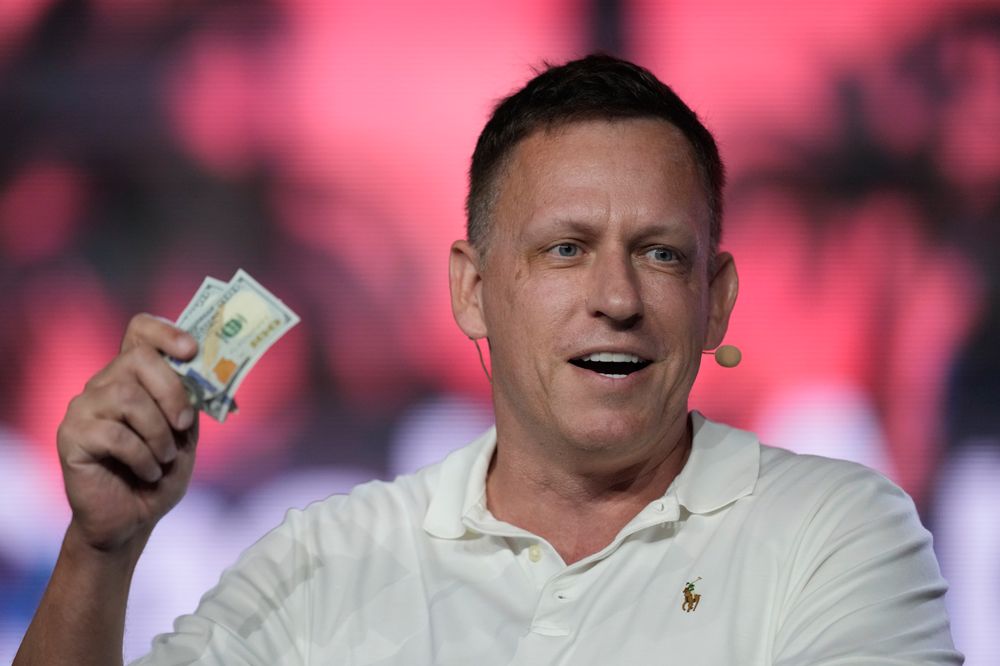 Data- og KI-selskapet Palantir inngår kontrakt med det amerikanske forsvaret verdt 10 milliarder dollar over ti år. Selskapet er grunnlagt av Peter Thiel, en av de mest framtredende konservative stemmene i Silicon Valley. Han sitter fortsatt i styret.