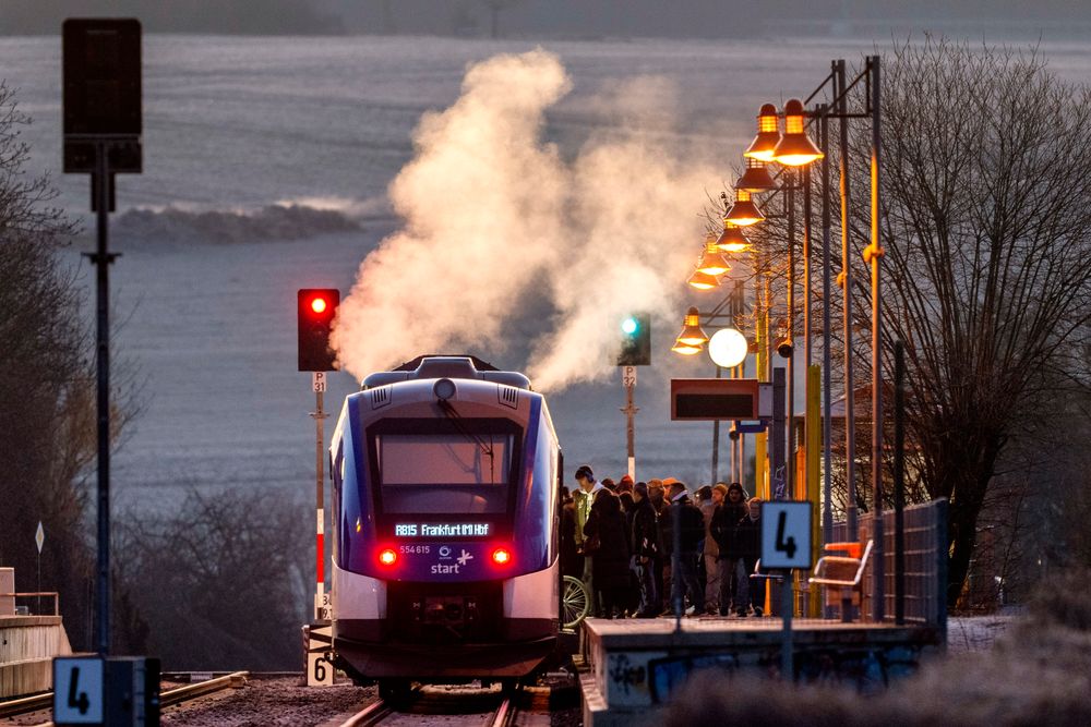 Dampen står fra et hydrogentog i nærheten av Frankfurt. Overgangen til å bruke hydrogen også i tungindustri og annen transport ser ut til å være mye tyngre å gjennomføre enn hva man trodde bare for få år siden.