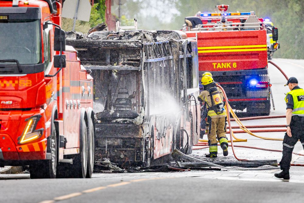 En rutebuss ble nedbrent på Skullerud i Oslo mandag.