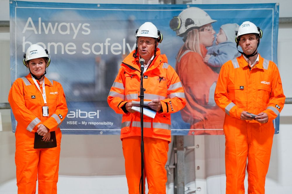 Næringsminister Cecilie Myrseth, energiminister Terje Aasland og klima- og miljøminister Andreas Bjelland Eriksen under pressekonferansen i lokalene til Aibel der regjeringen presenter en ny strategi for leverandørindustrien til havvind.