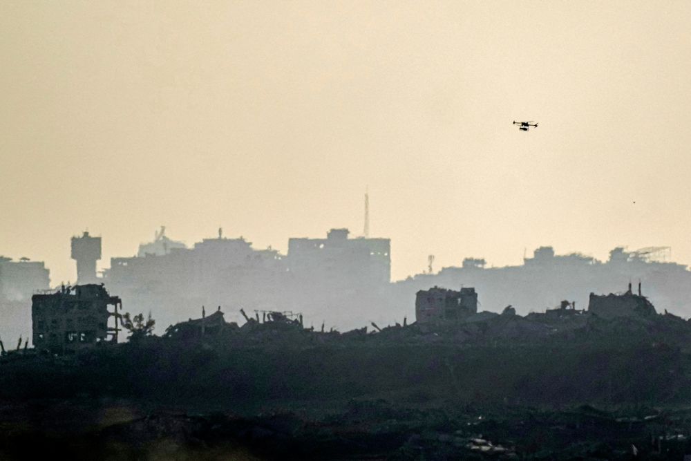 En drone flyr over den nordlige delen av Gaza 8. juli i år.