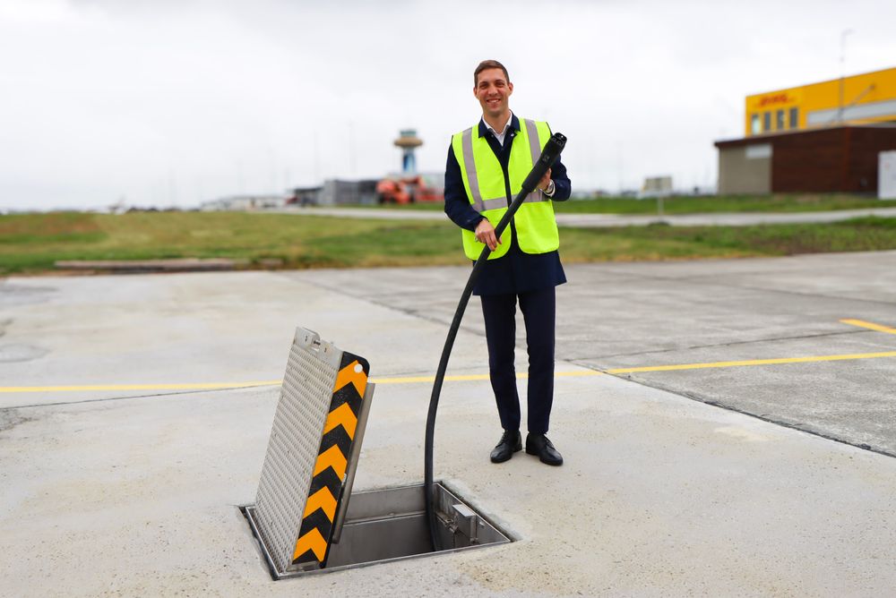 Klima- og miljøminister Andreas Bjelland Eriksen med den nye elflyladeren på Stavanger lufthavn. Han synes det er veldig imponerende at den første elflyladeren nå er på plass, og at den er produsert her i Norge.