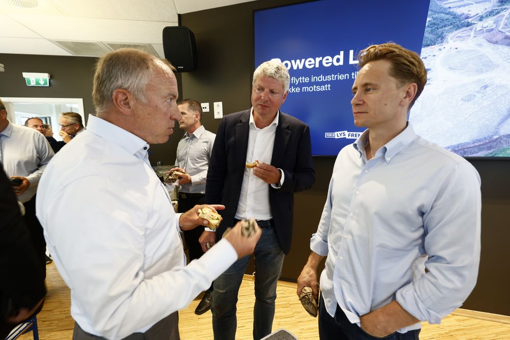 Aker-toppene Christian Rynning-Tønnesen, Stian Jenssen og Kristian Røkke snakket sammen før KI-planene i Narvik ble presentert torsdag.