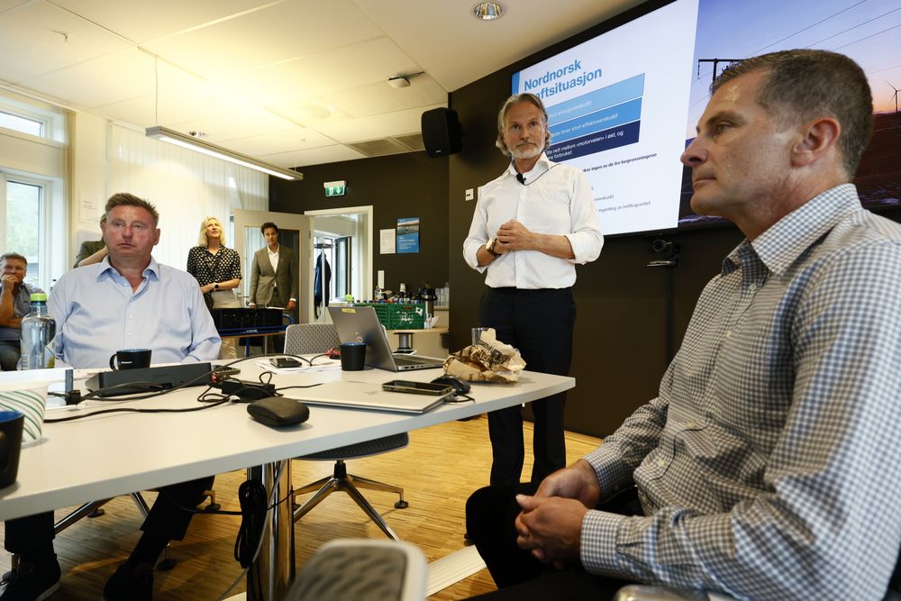 Narvik-ordfører Rune Edvardsen (f.v.), Norkraft-sjef Eirik Frantzen og Petter M. Tømmeraas, som leder Akers datasentersatsing, under presentasjonen i Narvik i dag.
