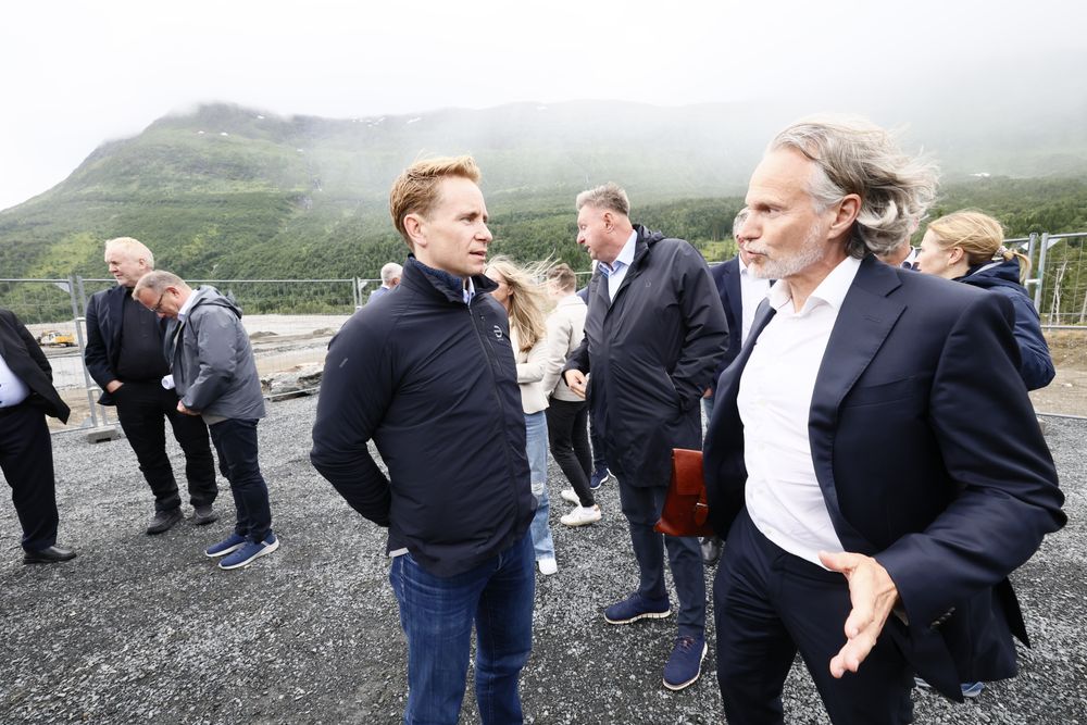 Aker-topp Kristian Røkke (f.v.), Narvik-ordfører Rune Edvardsen og Norkraft-sjef Eirik Frantzen foran tomten hvor datasenteret skal ligge.