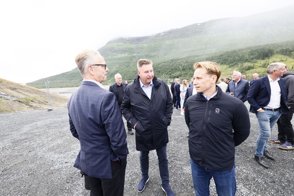 Fra venstre: Nils Lysø (Aker), Narvik-ordfører Rune Edvardsen (Ap), Kristian Røkke og Stian Jenssen (begge Aker) på tomten til Nscales kommende datasenter i Narvik. Prosjektet har fått 2,2 milliarder i lån fra Eksfin.