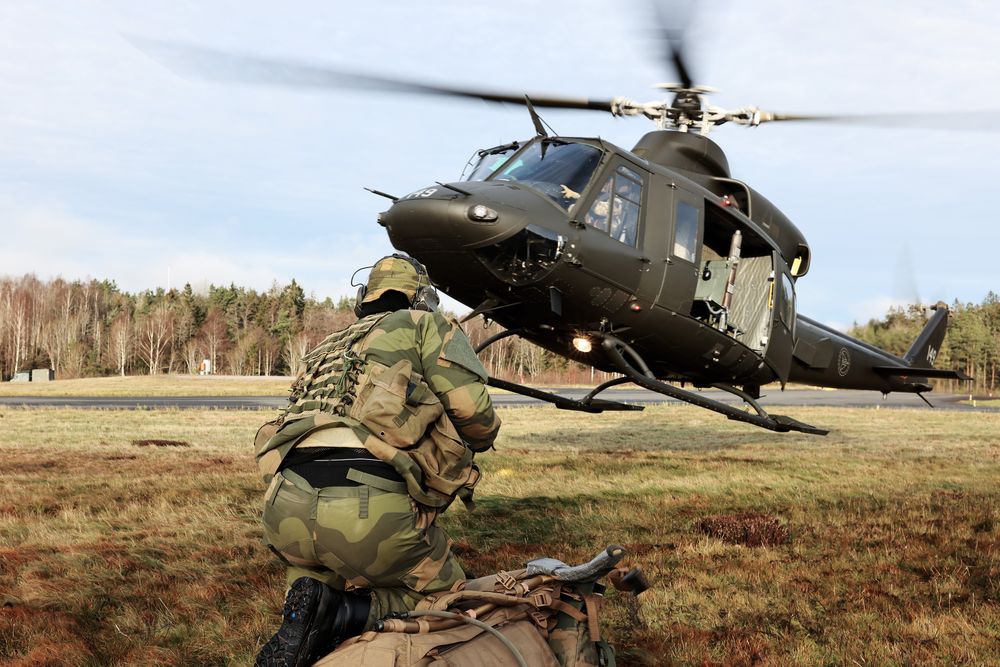 Det er slike helikoptre Luftforvaret skal øve med om kvelden og natten i de kommende ukene. På bildet får fallskjermjegere fra Forsvarets spesialkommando (FSK) støtte fra 339 Special Operations Aviation Squadron (SOAS) under en øvelse i 2024.