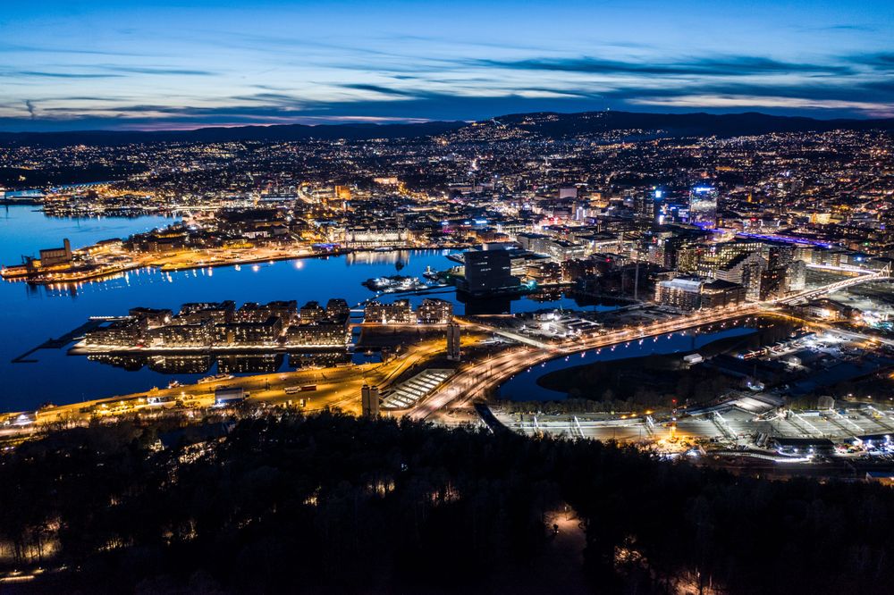 Når strømprisen blir politisk styrt og vesentlig lavere enn ventet markedspris, reduseres motivasjonen til å spare og investere i energieffektivisering, skriver innleggsforfatterne.