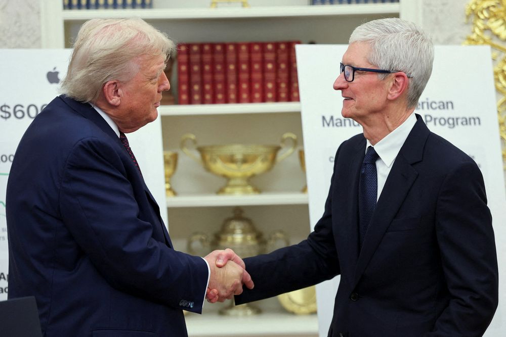 USAs president Donald Trump og Apples administrerende direktør Tim Cook i Det ovale kontor tidligere denne uken. Apple-sjefen annonserte store investeringer i ulike produksjonsselskaper i USA.