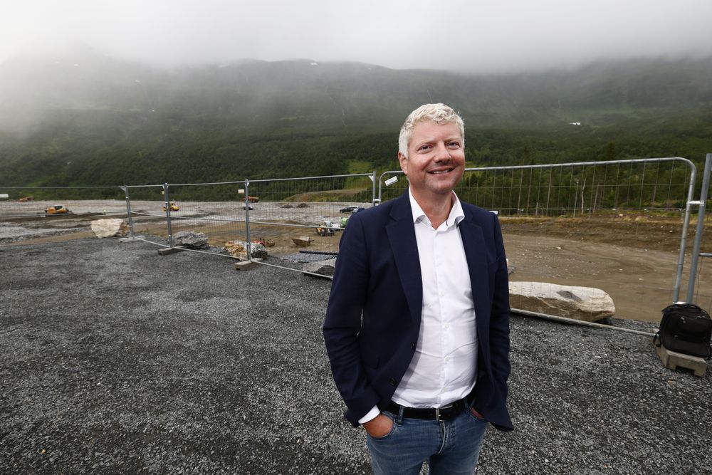 Stian Jenssen, sjef for Nscale Scandinavia, på tomten i Narvik der det første datasenteret skal stå klart neste år.