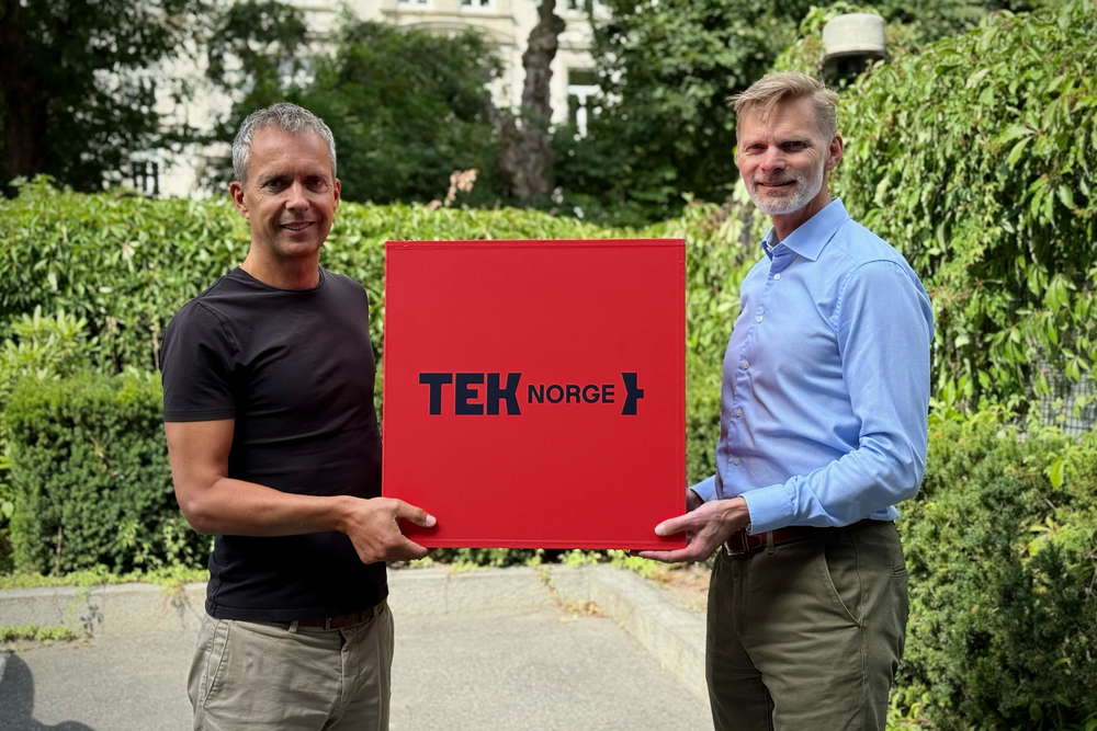 Jarle Roheim Håkonsen (t.v.), som er direktør for kommunikasjon og politikk, og administrerende direktør Øyvind Husby med bransjeforeningens nye logo.