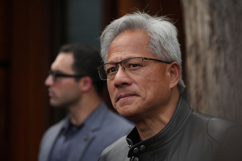 Nvidia-sjef Jensen Huang skal ha gått med på å gi den amerikanske statskassen 15 prosent av inntektene fra salg av databrikker til Kina, skriver flere medier.
