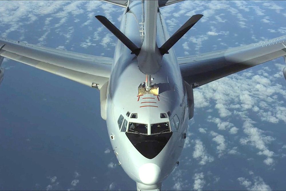 Her får et av Natos Awacs-fly overført drivstoff fra et Airbus A330-243MRTT tankfly tilhørende Natos Multinational MRTT Unit under en nylig test.