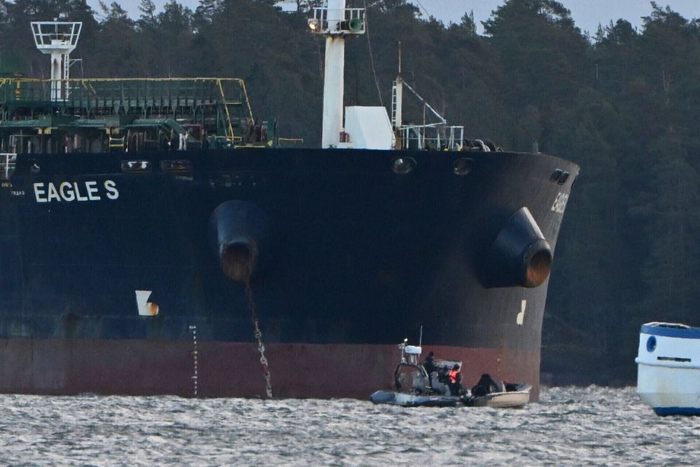Oljetankeren Eagle S, registrert på Cookøyene, for anker nær Kilpilahti-havnen i Porvoo ved Finskebukta, 30. desember 2024.
