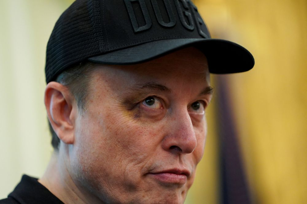 Elon Musk hevder at Apple favoriserer OpenAI i App Store.