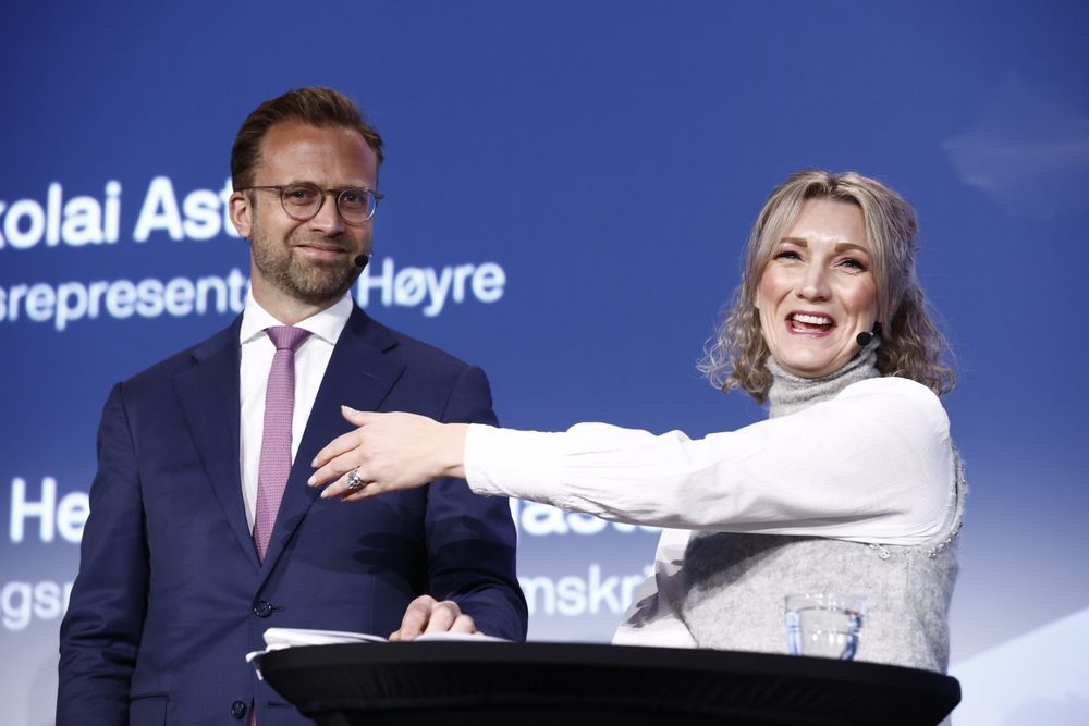 Høyre og Arbeiderpartiet legger seg tilsynelatende ganske tett i KI-politikken, men når budsjettene skal legges, kan forskjellene bli tydeligere. Her Nicolai Astrup og Karianne Tung på årets digitaliseringskonferanse.