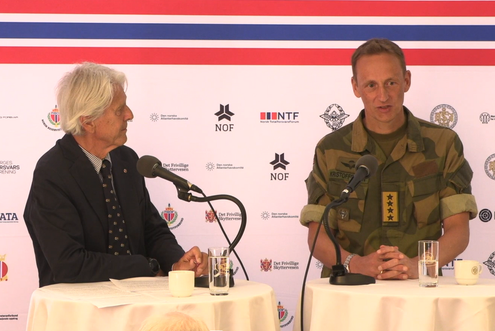 Christian Bugge Hjorth i Norges Forsvarsforening intervjuet forsvarssjef Eirik Kristoffersen under Arendalsuka 2025.