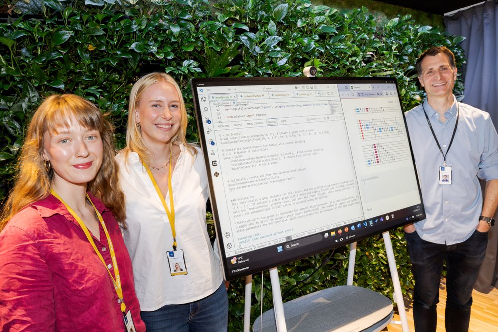 Dina Syverud-Lindland (t.v.) og Sanne Selmer Gilje har brukt sommeren på å lage en KI-drevet kodegenerator for å kunne «snakke» med kvantedatamaskiner. Her med seinorforsker Franz Fuchs i Sintef.