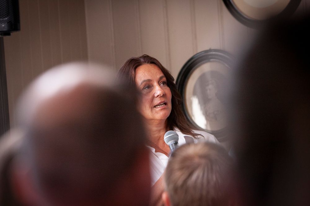 Telenor Norge-sjef Birgitte Engebretsen etterlyser bedre samsvar mellom Nkom og øvrige myndigheters forventninger til sikkerhet og robusthet på den ene siden og hva de bestiller og er villige til å betale for på den andre siden. Her fotografert på Arendalsuka 2025.