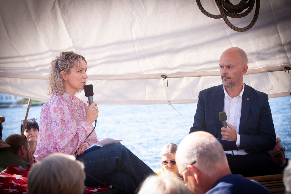 Digitaliseringsminister Karianne Tung sa at hun sto fast på bredbåndsmålet da hun ble «grillet» av Nkom-direktør  John-Eivind Velure ombord på  SS Solrik under Arendalsuka 12. august. Men da var ikke regjeringens budsjettkonferanse avholdt.