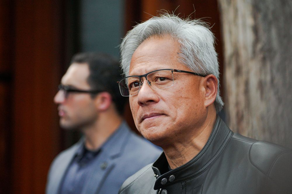 Nvidia-sjef Jensen Huang skal ha gått med på å gi den amerikanske statskassen 15 prosent av inntektene fra salg av databrikker til Kina, skriver flere medier.