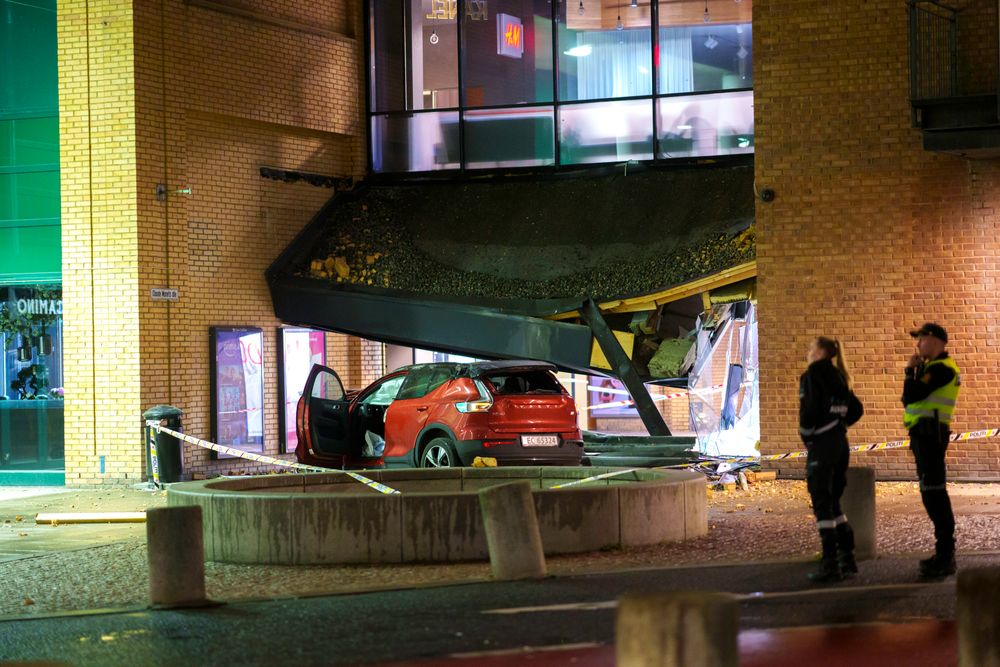 En person omkom da en bil kjørte utfor og falt fire etasjer fra parkeringshuset på Sandvika storsenter i Bærum i september i fjor. Biltypen som var involvert, er nå sentral i et søksmål i USA.