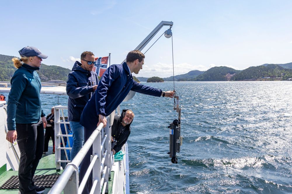 Oslofjorden er forurenset, med stadig mer alger og mindre fisk. På forsommeren var klima- og miljøminister Andreas Bjelland Eriksen (Ap) på tokt i Oslofjorden med Oslofjordrådet og tok vannprøver.