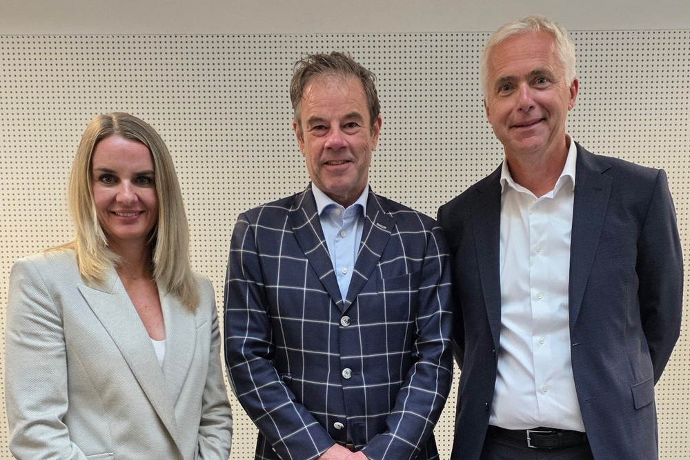 Administrerende direktør Lene Diesen i Netnordic Norway og konserndirektør Jarl Øverby i Netnordic Group flankerer sin siste innlemmelse, konsulentselskapet Marcello, representert ved styreleder Gunnar Gisleberg.