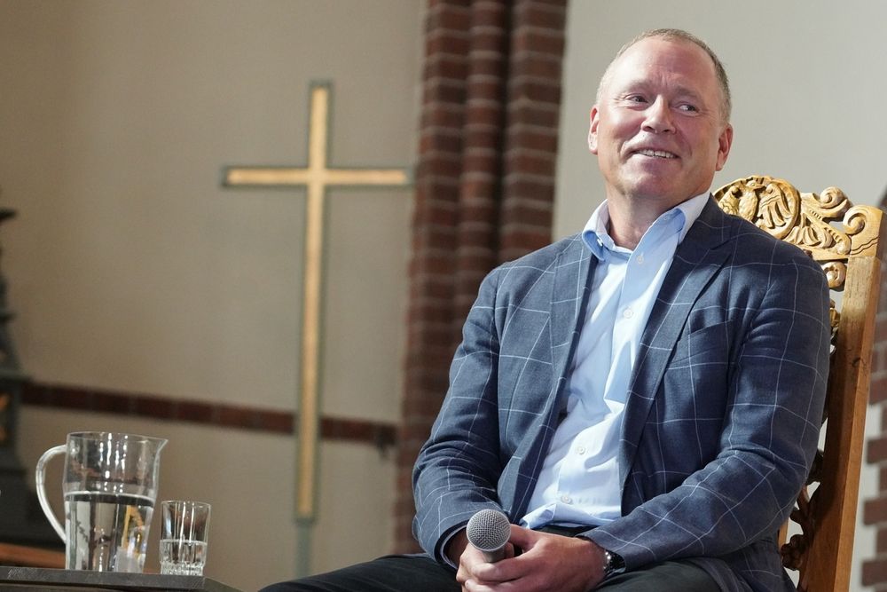 Oljefond-sjef Nicolai Tangen delte det glade budskap om innføring av kunstig intelligens. Men ressurser og tid regner ikke som manna fra himmelen. Folk flest må ta til takke med hyllevare. Bildet er fra 2021, da Nicolai Tangen deltok i en samtale med preses i Trefoldighetskirken i Arendal. 