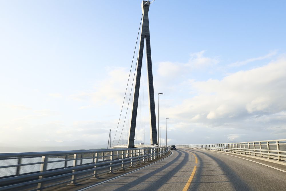 Hålogalandsbrua ved Narvik åpnet i 2018. De siste årene har det vært store problemer med asfalten på brua.