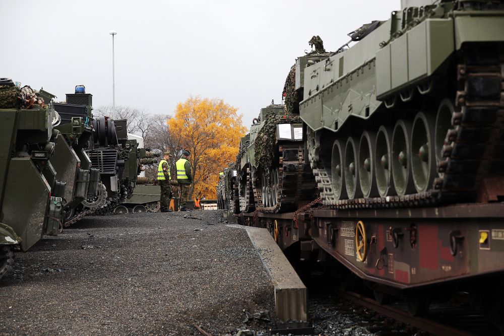 Leopard 2A4 stridsvogner på et tog på Hell stasjon under øvelsen Trident Juncture i 2018. Dette var forrige gang det ble gjennomført en stor øvelse på jernbane i Norge.