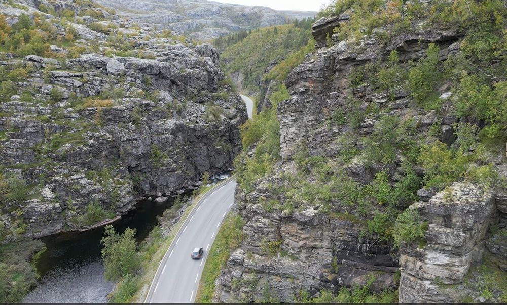 Dagens E45 gjennom Kløfta følger en naturlig elvecanyon. Den skjærer seg dypt ned i fjellet fra Finnmarksvidda mot Alta. Fjellet er dårlig og porøst. Snøskred, sørpeskred og steinras gir ofte stengt vei. Nå skal strekningen legges i tunnel.