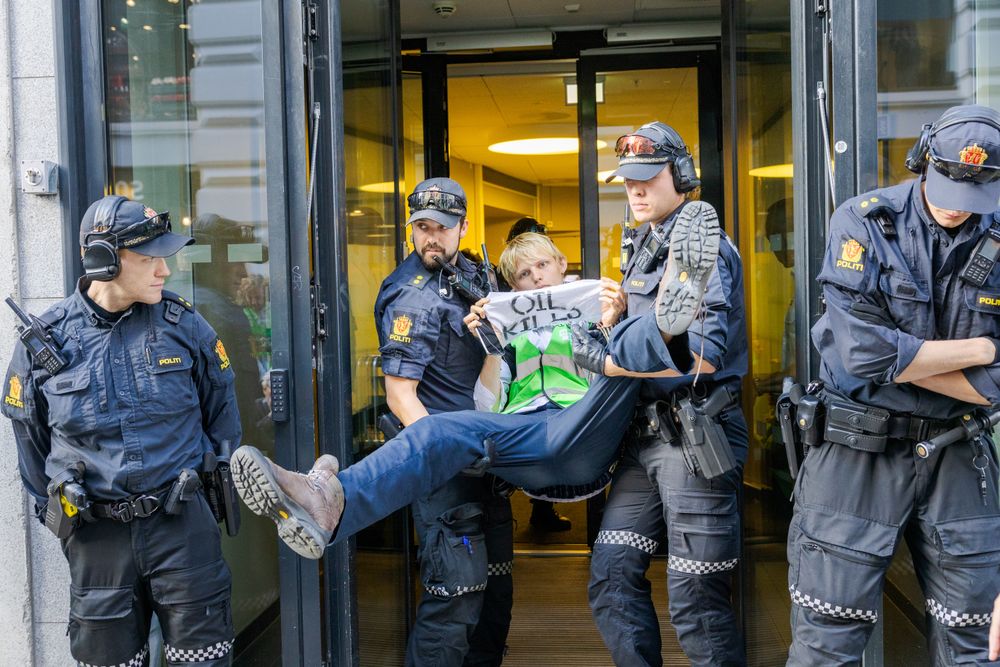 Klimaaktivister ble torsdag båret ut av DNBs lokaler i Karl Johans gate i Oslo.